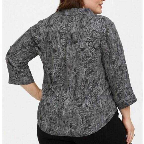 TORRID / Light Georgette Utility Button Down Blouse Snake Pattern Sz 2X - Picture 8 of 16